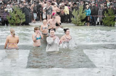 Hıristiyan dini festivali Epiphany. İnsanlar kışın nehirde yıkanır. .