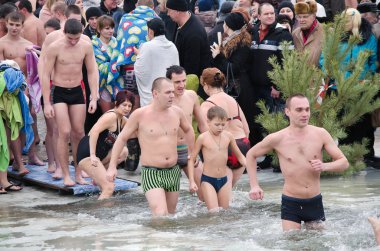 insanlar kışın nehirde yıkanmak. Hıristiyan dini festival epiphany