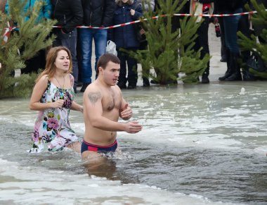 insanlar kışın nehirde yıkanmak. Hıristiyan dini festival epiphany