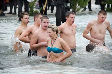 insanlar kışın nehirde yıkanmak. Hıristiyan dini festival epiphany