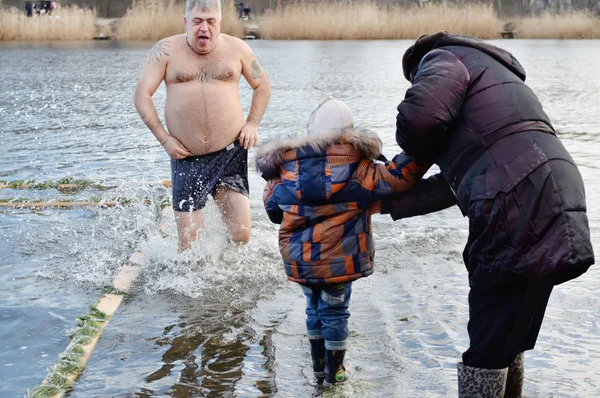 Fiesta religiosa cristiana Epifanía. La gente se baña en el río en invierno  . — Foto de Stock