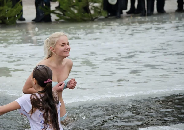 Emberek fürdeni a folyóba télen. Vallási ünnep Epiphany.City Novomoskovsk Dnyipropetrovszk régió, Ukrajna. 2014. január 19. — Stock Fotó