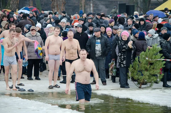 Christian religious festival Epiphany. People bathe in the river in winter . — Stock Photo, Image