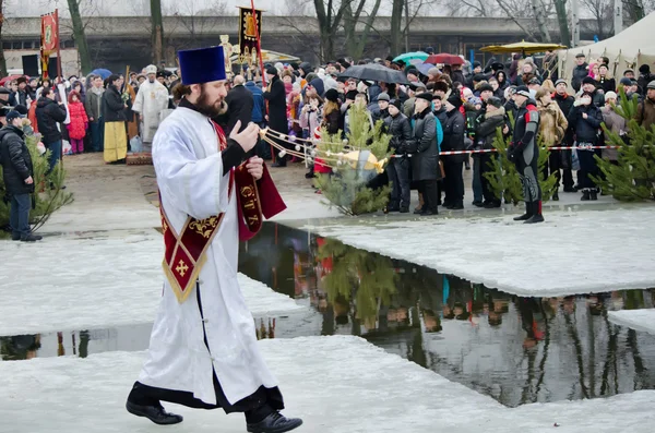 Θρησκευτική χριστιανική γιορτή των Θεοφανίων. ιερέας, ο επίσκοπος ευλογεί το νερό και οι άνθρωποι — Φωτογραφία Αρχείου