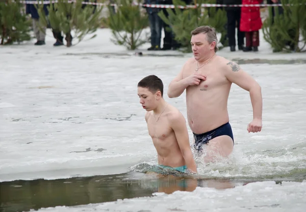 Kristen religiös festival epiphany. Människor badar i älven på vintern . — Stockfoto