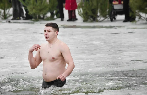 Im Winter baden die Menschen im Fluss. religiöser Feiertag der Erscheinung des Herrn — Stockfoto