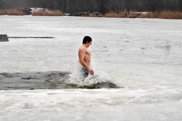 La gente si bagna nel fiume in inverno. Festa religiosa di Epifania — Foto Stock