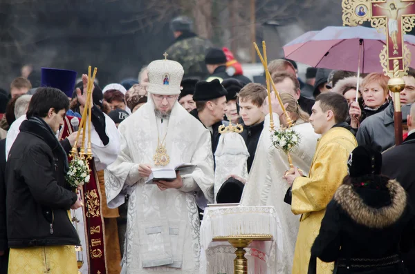 Fête chrétienne religieuse de l'Épiphanie. Prêtre, l'évêque bénit l'eau et le peuple — Photo