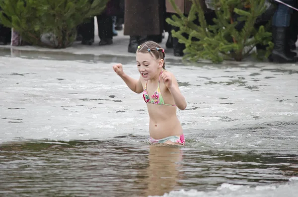 子供は、冬の川で入浴します。エピファニーの宗教休日 — ストック写真