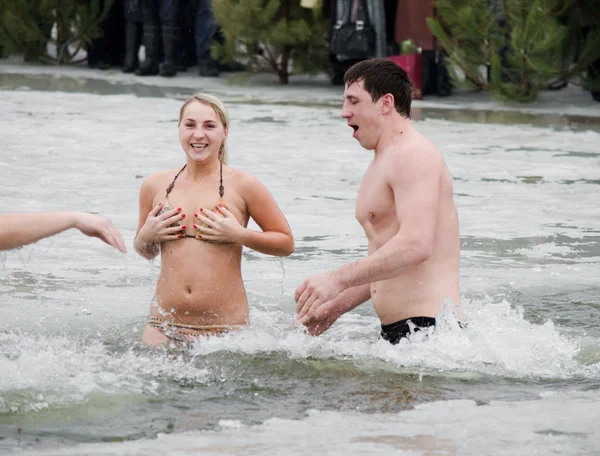 La gente se baña en el río en invierno. Fiesta religiosa cristiana Epifanía.Ciudad Novomoskovsk región de Dnipropetrovsk, Ucrania. 19 de enero de 2014 — Foto de Stock
