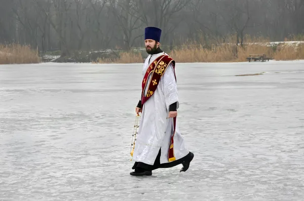 Religiösa kristna fest epiphany. präst, biskop välsignar vatten och människor — Stockfoto