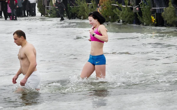 As pessoas tomam banho no rio no inverno. Festa religiosa cristã Epifania — Fotografia de Stock