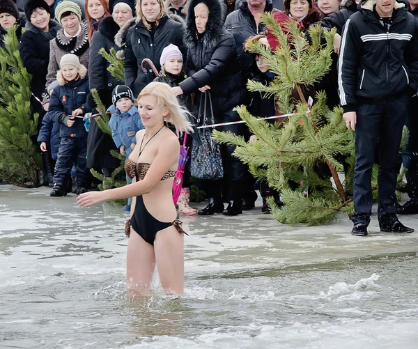 Mensen Baden in de rivier in de winter. religieuze feestdag voor epiphany — Stockfoto