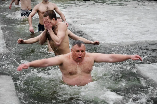 insanlar kışın nehirde yıkanmak. Hıristiyan dini festival epiphany