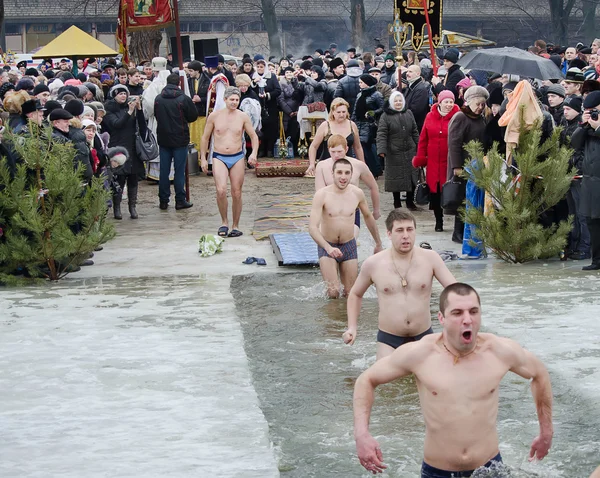 Люди купатися у річці в зимовий період. християнського релігійного фестивалю Водохреща — стокове фото