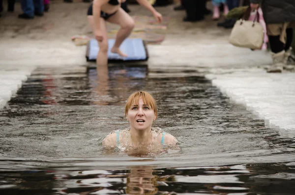 Les gens se baignent dans la rivière en hiver. Fête religieuse de l'Épiphanie — Photo