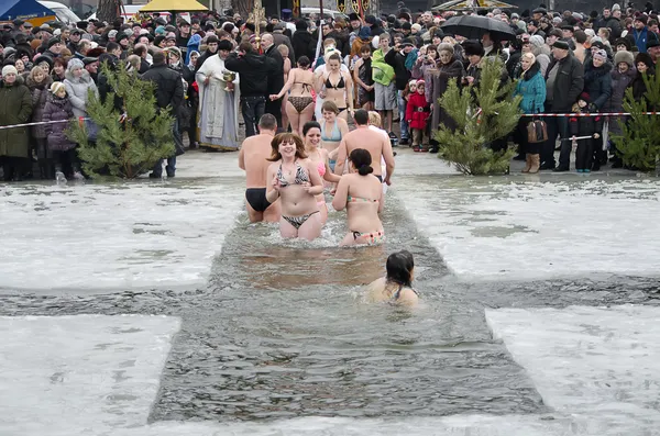 La gente se baña en el río en invierno. Fiesta religiosa cristiana Epifanía — Foto de Stock