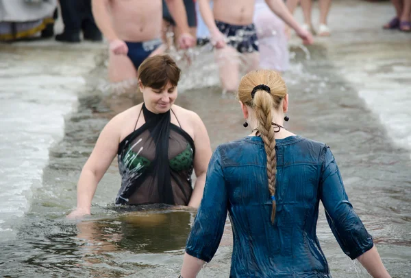 La gente se baña en el río en invierno. Fiesta religiosa cristiana Epifanía. Ciudad Novomoskovsk región de Dnipropetrovsk, Ucrania. 19 de enero de 2014 —  Fotos de Stock