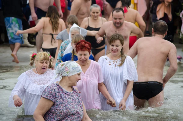 Христианский религиозный праздник Богоявления. Зимой люди купаются в реке  . — стоковое фото