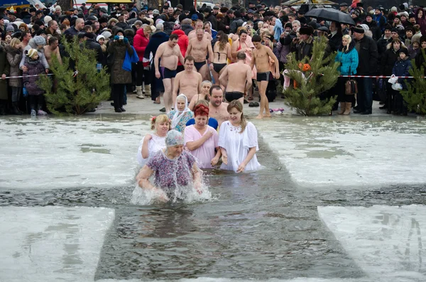 Keresztény vallási fesztivál Epiphany. Az emberek télen fürdeni a folyón . — Stock Fotó