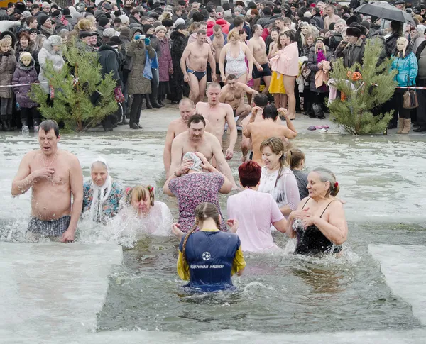 Kristen religiös festival epiphany. Människor badar i älven på vintern . — Stockfoto