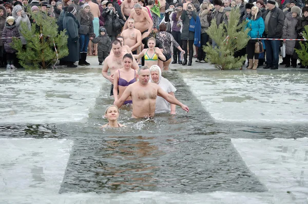 Fête religieuse chrétienne Épiphanie. Les gens se baignent dans la rivière en hiver  . — Photo