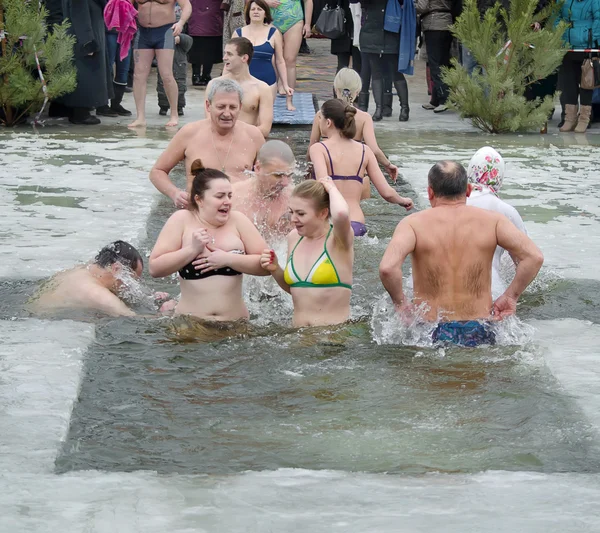 Kristen religiös festival epiphany. Människor badar i älven på vintern . — Stockfoto