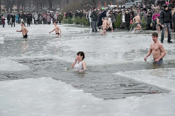 Christelijke religieuze festival epiphany. Mensen Baden in de rivier in de winter . — Stockfoto
