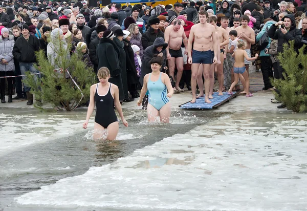 Fiesta religiosa cristiana Epifanía. La gente se baña en el río en invierno  . — Foto de Stock