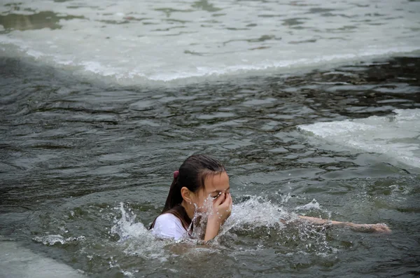 La gente si bagna nel fiume in inverno. Festa religiosa di Epifania — Foto Stock