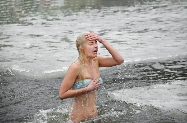 Im Winter baden die Menschen im Fluss. religiöser Feiertag der Erscheinung des Herrn — Stockfoto