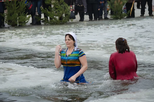 La gente se baña en el río en invierno. Fiesta religiosa de la Epifanía.Ciudad Novomoskovsk región de Dnipropetrovsk, Ucrania. 19 de enero de 2014 —  Fotos de Stock