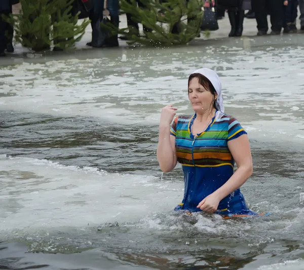 Ihmiset kylpevät joessa talvella. Uskonnollinen loma loppiainen — kuvapankkivalokuva