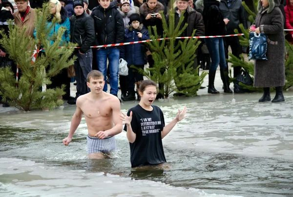 Mensen Baden in de rivier in de winter. christelijke religieuze festival epiphany — Stockfoto