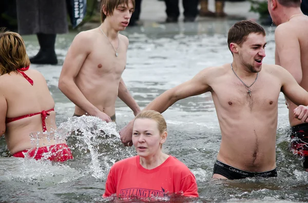 insanlar kışın nehirde yıkanmak. Hıristiyan dini festival epiphany