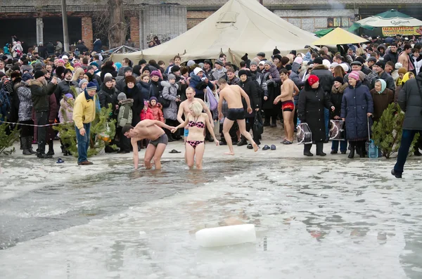 Mensen Baden in de rivier in de winter. christelijke religieuze festival epiphany — Stockfoto