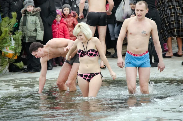 Les gens se baignent dans la rivière en hiver. Festival religieux chrétien Épiphanie — Photo