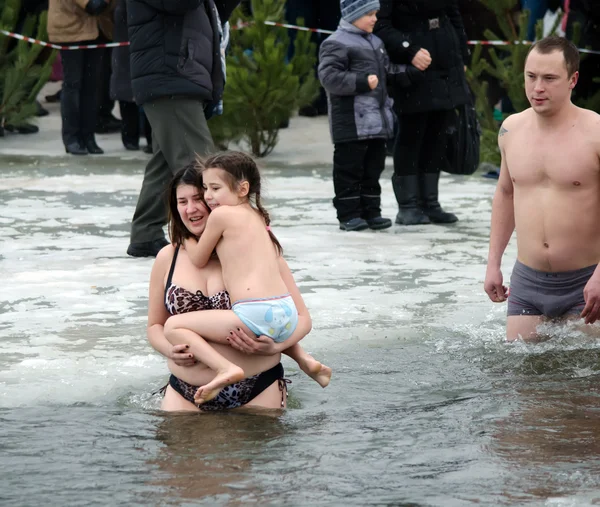 Folk badar i floden på vintern. kristna religiösa festival epiphany — Stockfoto