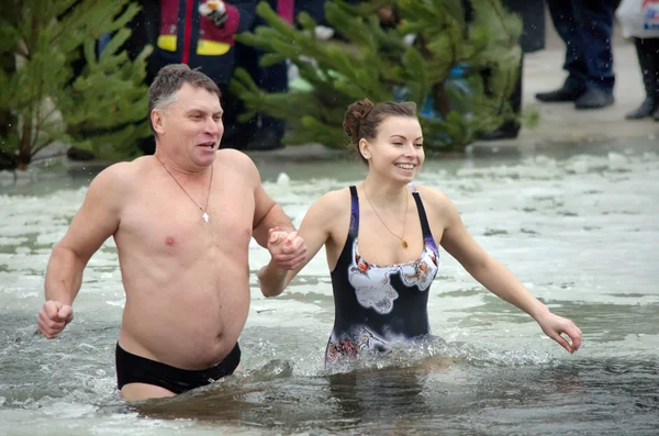 insanlar kışın nehirde yıkanmak. Hıristiyan dini festival epiphany