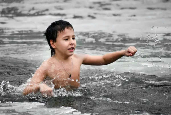 Folk badar i floden på vintern. kristna religiösa festival epiphany — Stockfoto