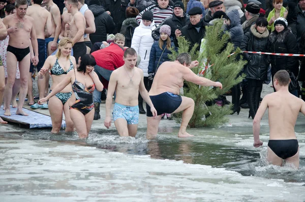 Mensen Baden in de rivier in de winter. christelijke religieuze festival epiphany — Stockfoto