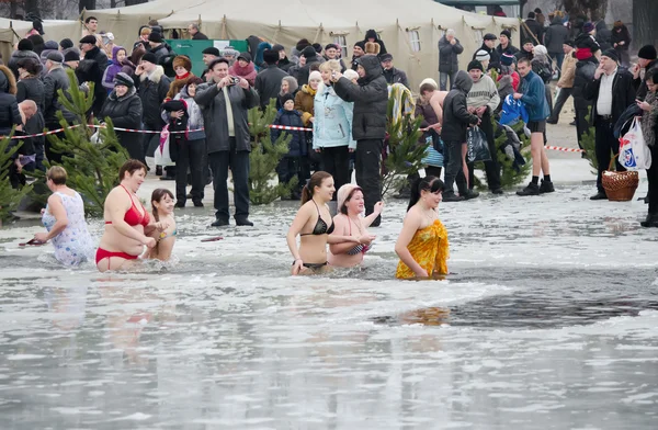 Les gens se baignent dans la rivière en hiver. Festival religieux chrétien Épiphanie — Photo