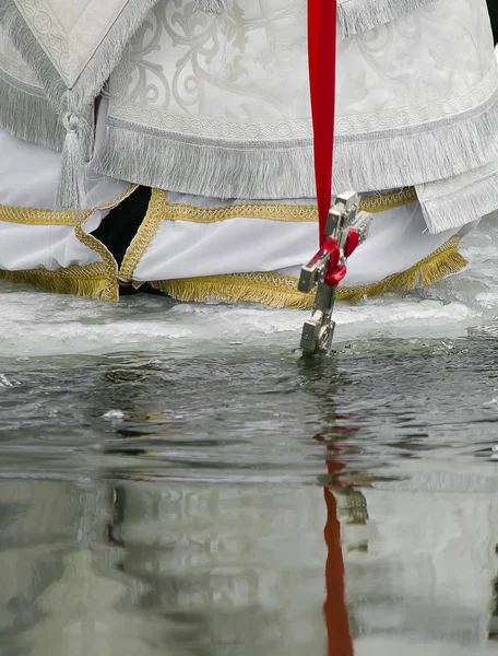 Festa cristã religiosa da Epifania. Sacerdote, o bispo abençoa a água eo povo Imagem De Stock