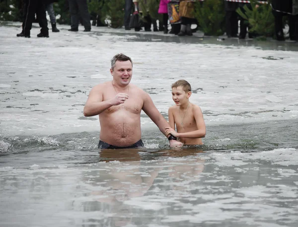 As pessoas tomam banho no rio no inverno. Festa religiosa cristã Epifania Fotografia De Stock