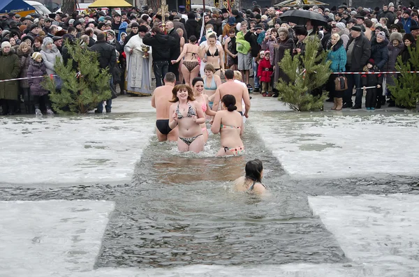 As pessoas tomam banho no rio no inverno. Festa religiosa cristã Epifania Imagem De Stock