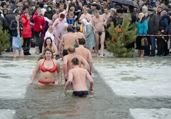 Festa religiosa cristã Epifania. As pessoas tomam banho no rio no inverno  . Imagens Royalty-Free