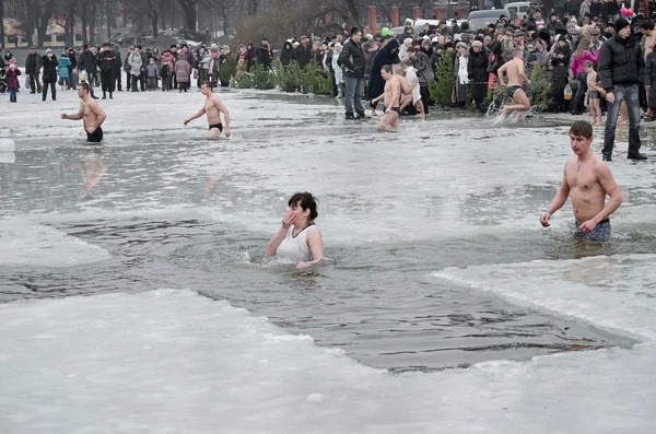 Hıristiyan dini festivali Epiphany. İnsanlar kışın nehirde yıkanır. . — Stok fotoğraf