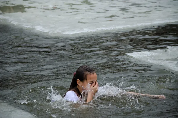As pessoas tomam banho no rio no inverno. Férias religiosas da Epifania Imagem De Stock