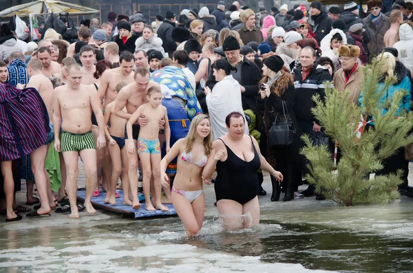 Insanlar kışın nehirde yıkanmak. Hıristiyan dini festival epiphany — Stok fotoğraf