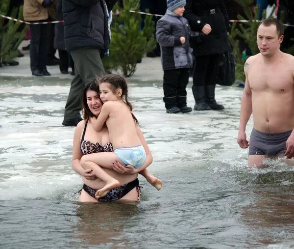 As pessoas tomam banho no rio no inverno. Festa religiosa cristã Epifania Fotografias De Stock Royalty-Free